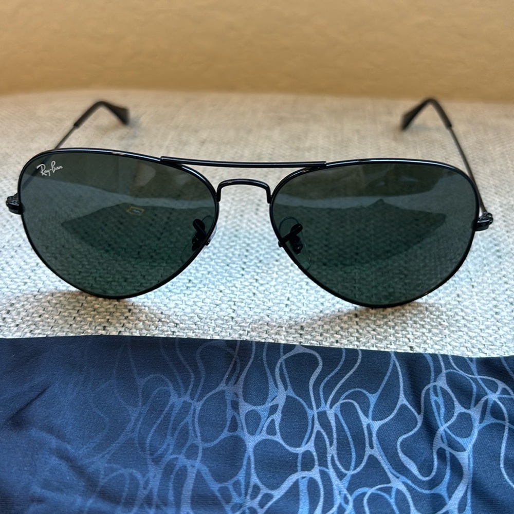 RayBan RB 3025 aviator glasses. New without tags or case.